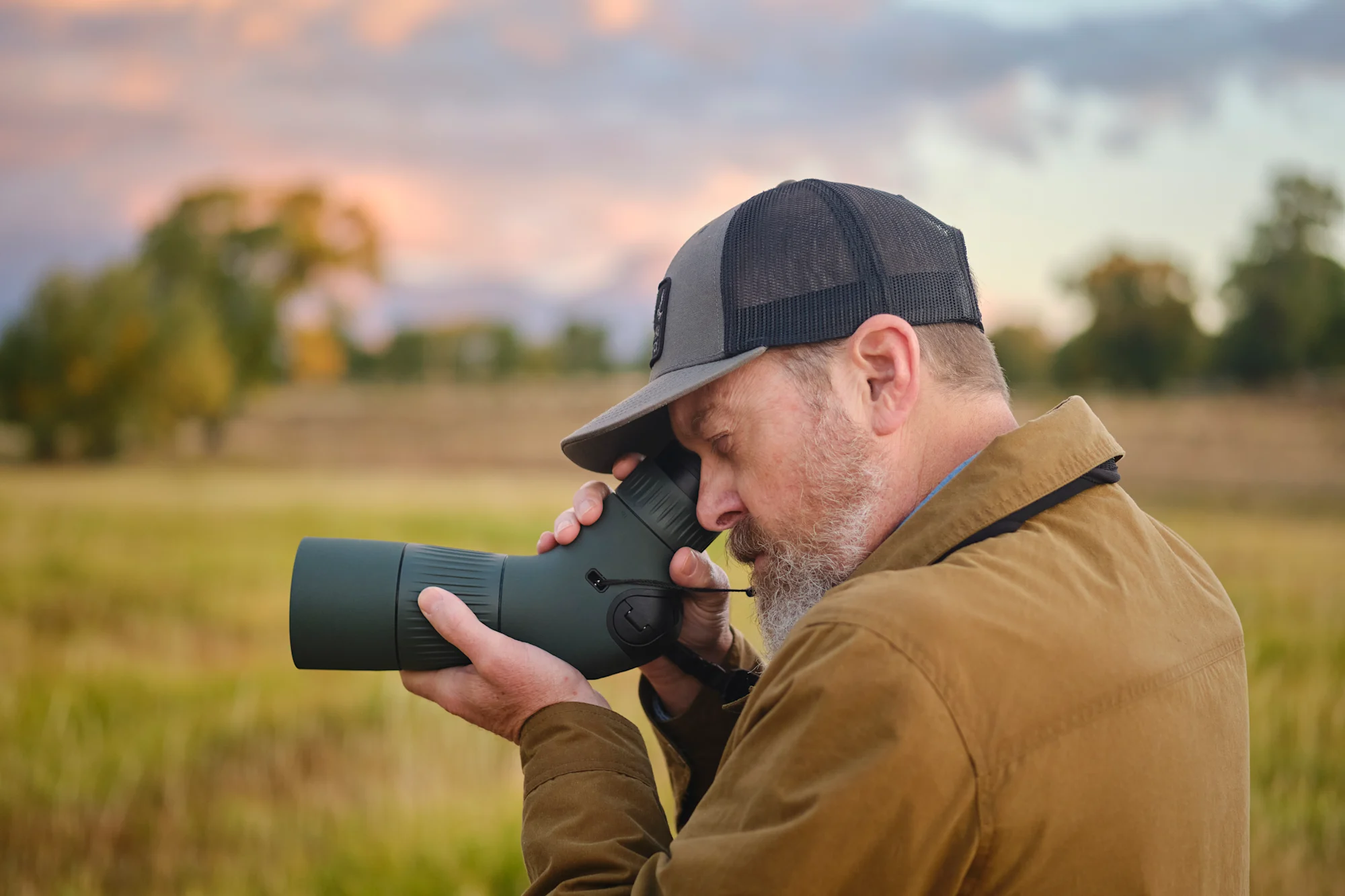 Mann mit Swarovski Fernrohr