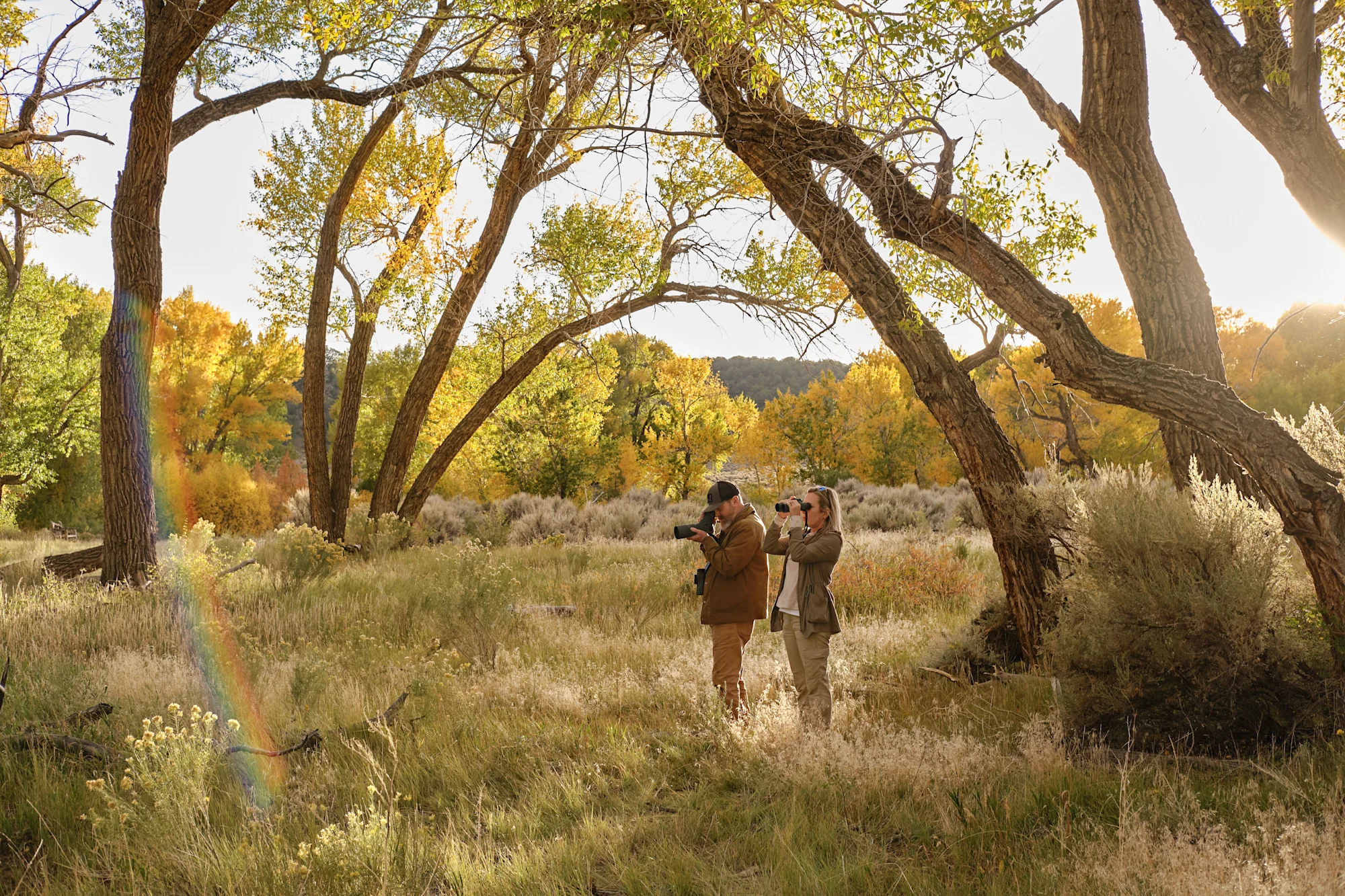 02_ATST-Balance Mann und Frau am Waldesrand mit AT Balance