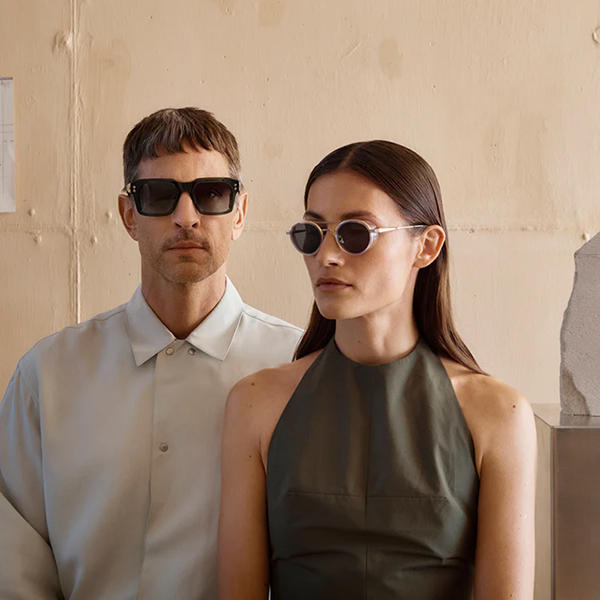 Akoni Models mit Sonnenbrillen