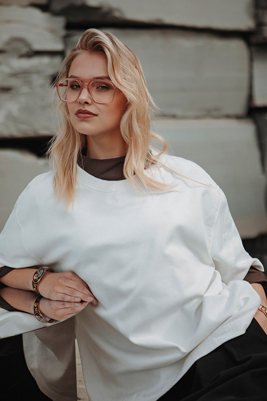 EINSTOFFEN_SS22_1 Model mit Einstoffen Brille