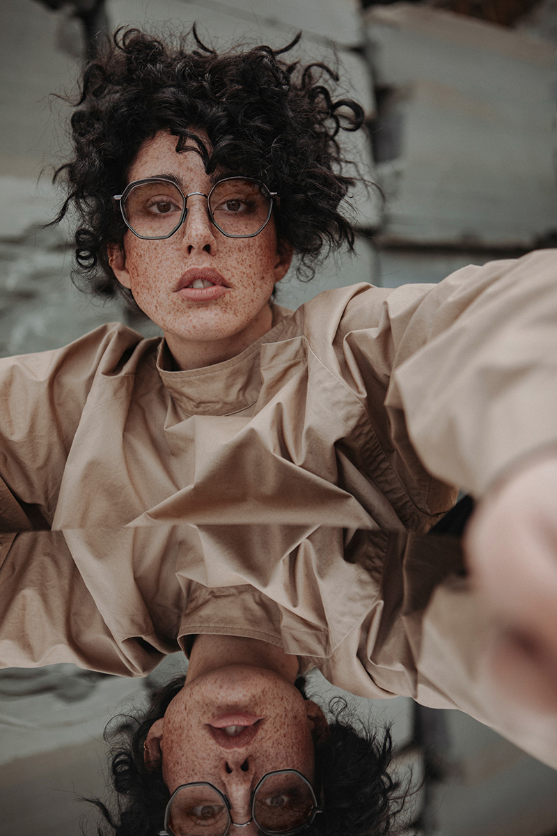 EINSTOFFEN_SS26_4 Frau mit Einstoffen Brille