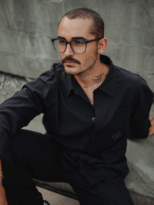 EINSTOFFEN_SS26_5a Mann mit Einstoffen Brille