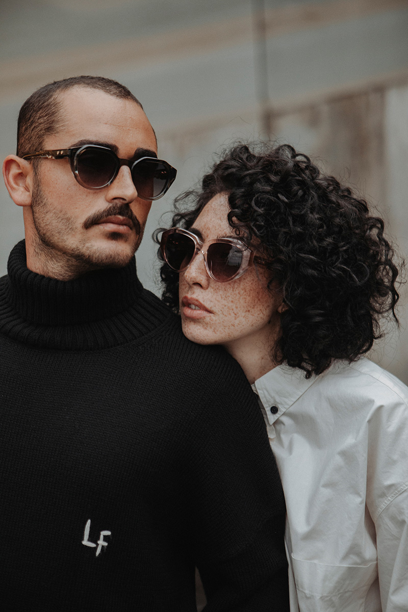EINSTOFFEN_SS26_6 zwei Models mit Einstoffen Sonennbrillen