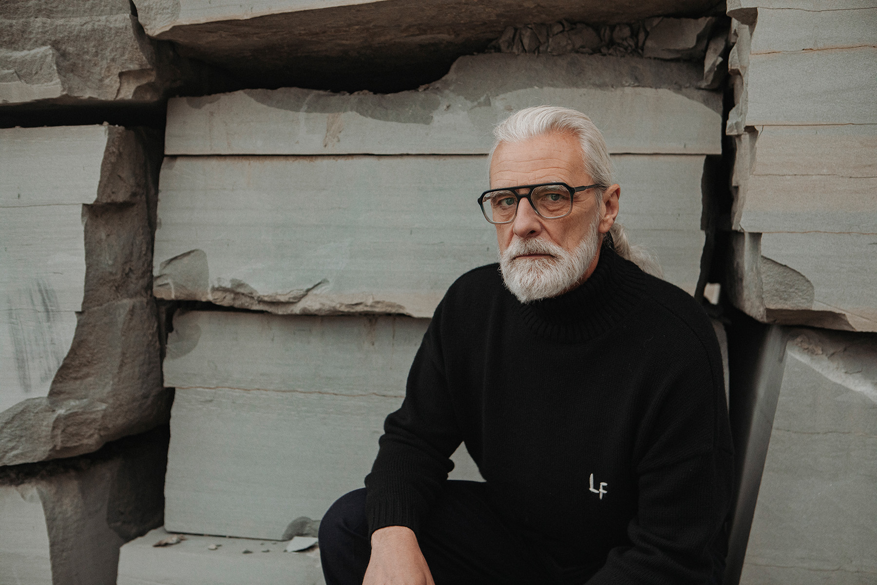 EINSTOFFEN_SS26_8 Älterer Mann mit Einstoffen Brille