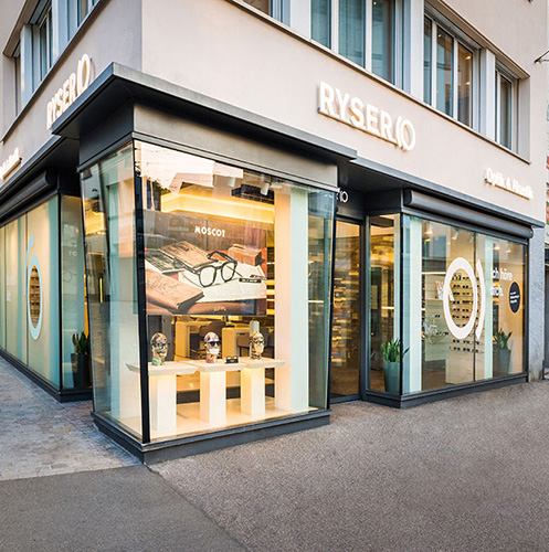 Mann mit DITA Brille