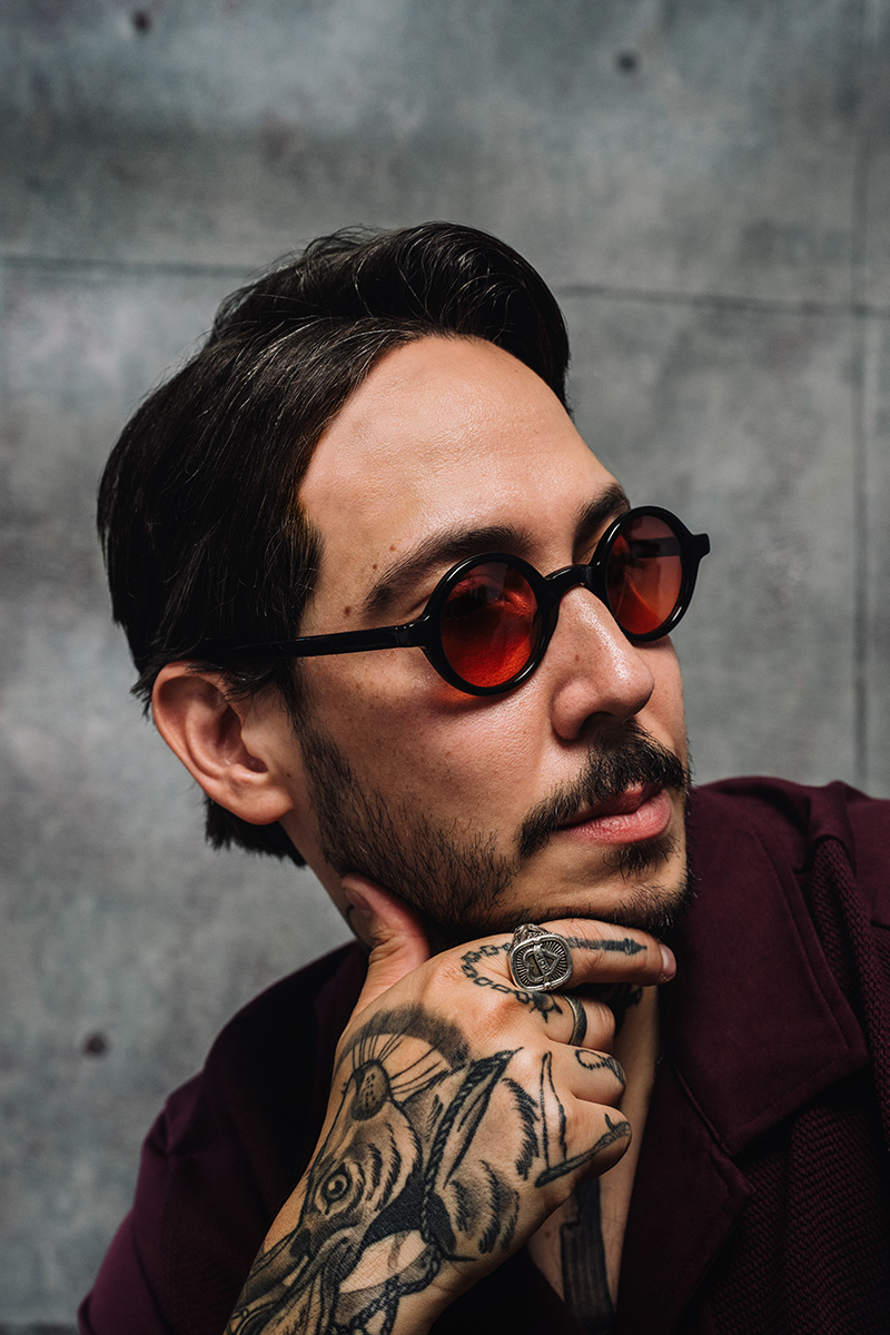 MOSCOT_Arbeitsplatz2 Mann mit MOSCOT Brille