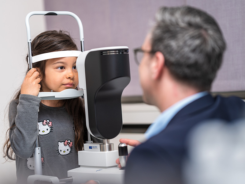 Kind beim Optiker zur Sehanalyse