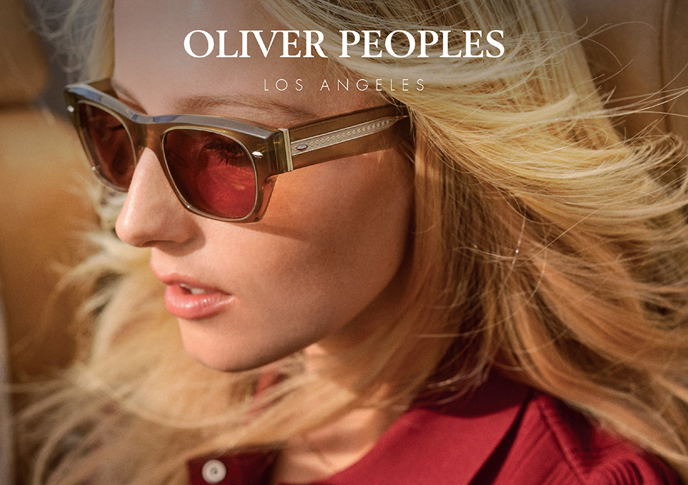Blonde Frau mit Oliver Peoples Sonnenbrille