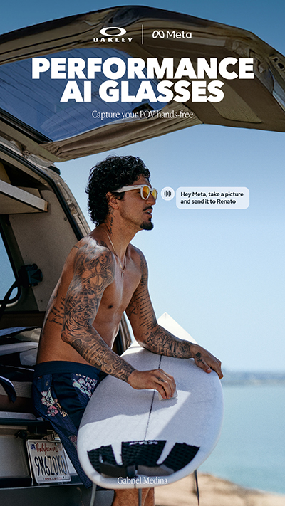 Mann mit Surfbrett und Oakley Meta Brille