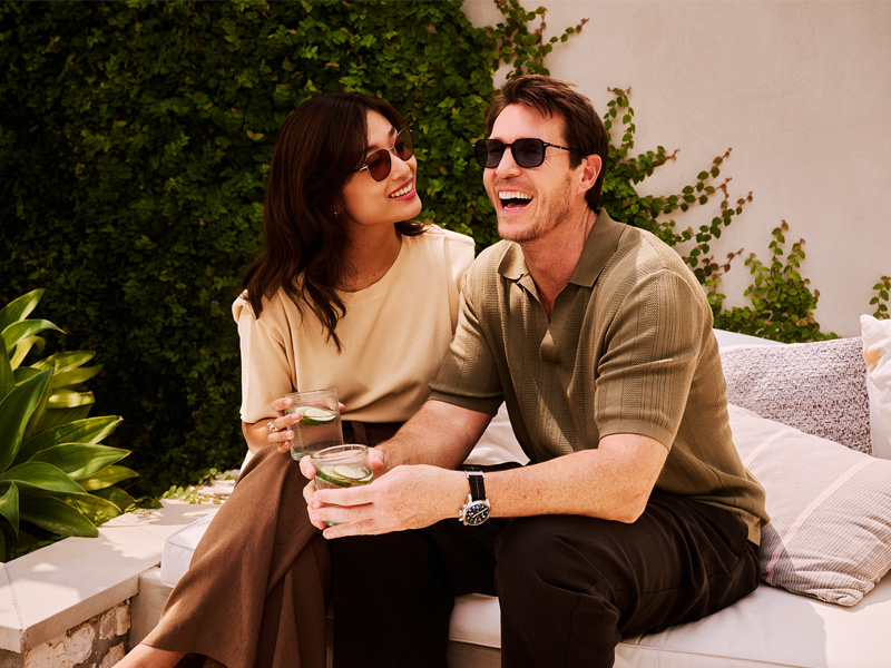 Rodenstock_Sonnenbrillen Paar mit Rodenstock Sonnenbrillen im Freien